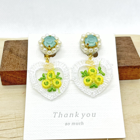 黄色の花束刺繍&ミントグリーンビジューのピアス/イヤリング＊USAヴィンテージ＊【レビューで送料無料】 1枚目の画像