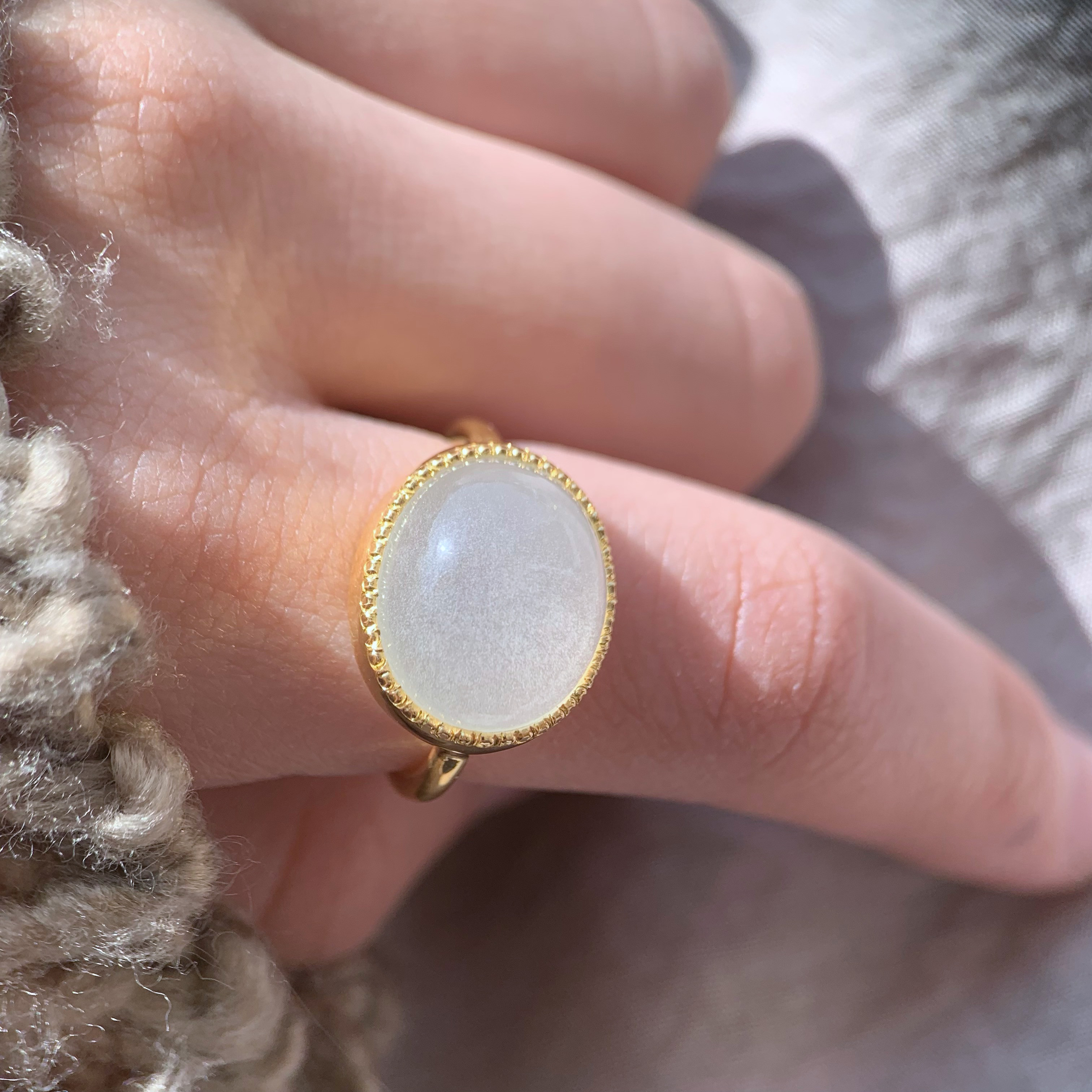 【13号】K18gp ぷっくり ホワイトムーンストーン ミルウチリング　b