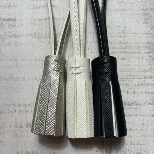 タッセル1個タイプ】ホワイト・シルバー・ブラック/バッグチャーム