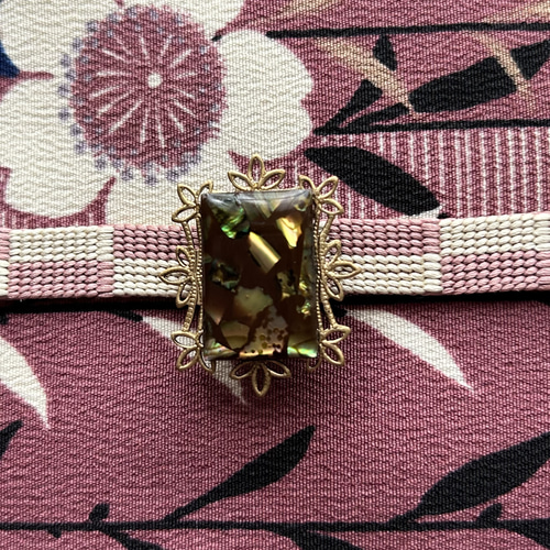 ビンテージ素材の貝細工のレトロモダンな帯留め「水底の詩II(BR