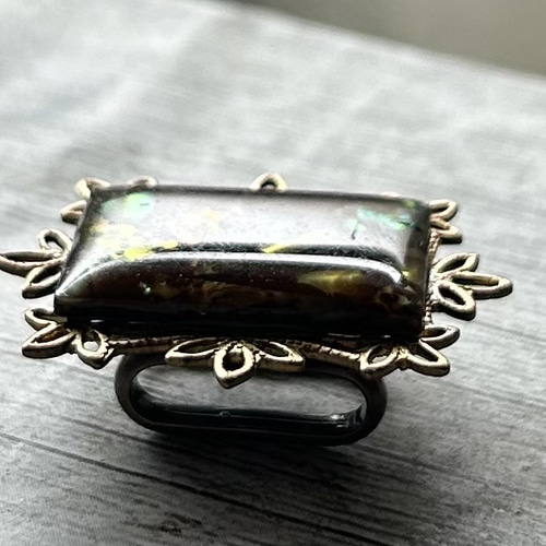 ビンテージ素材の貝細工のレトロモダンな帯留め「水底の詩II(BR