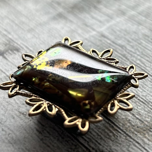 ビンテージ素材の貝細工のレトロモダンな帯留め「水底の詩II(BR