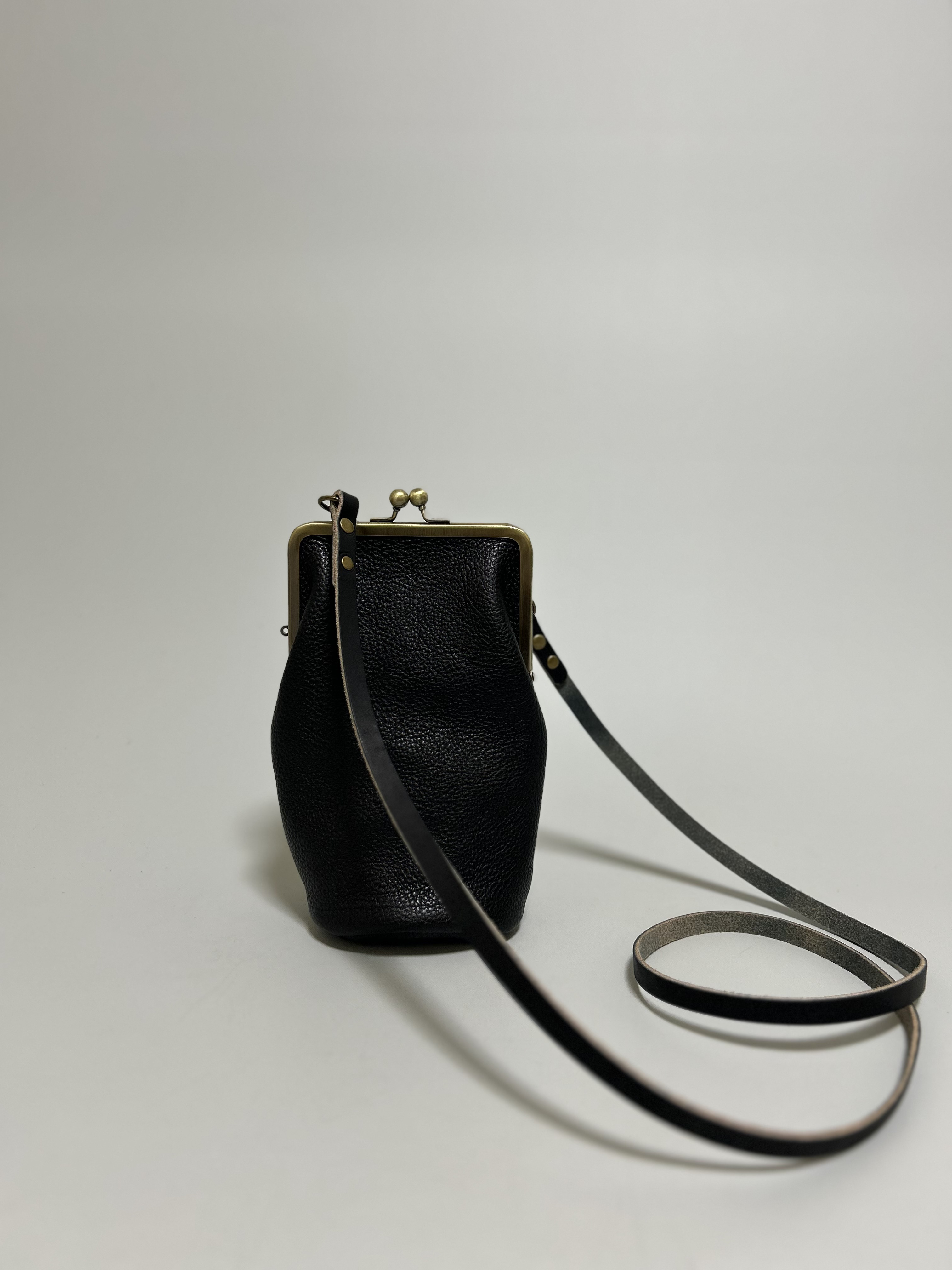 姫路レザー丸底がま口ポシェット◆黒　カード入れ　スマホポシェット　スマホショルダー　ショルダーバック　新作