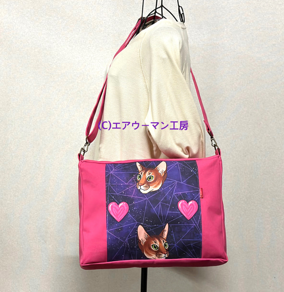 アビシニアン(猫)の輸入生地とピンクの１１号帆布で作ったＡ４サイズのショルダーバッグ 1枚目の画像