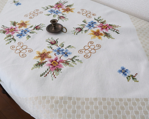 ドイツの手仕事/水色やピンク・黄色のお花の手刺繍 テーブル