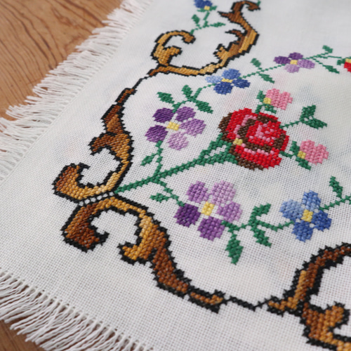 さらりとリネン　柳葉に咲く薔薇 　白糸手刺繍　カットワーク　テーブルクロス カットワークの刺繍&タティングレースのテーブルクロス 50%OFF