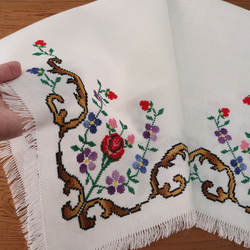 花柄刺繍テーブルクロス フリンジ付きビンテージ フランスの手仕事/スミレや小花・真っ赤なバラのレトロな手刺繍