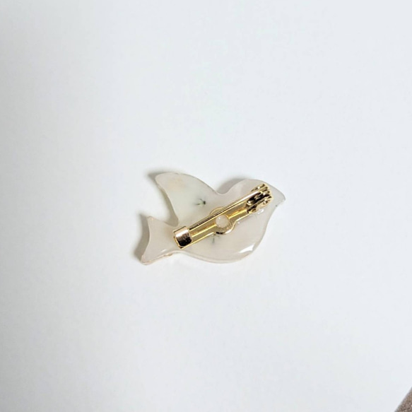 〈レジン〉空飛ぶコトリのミニブローチ（カスミソウ） 7枚目の画像
