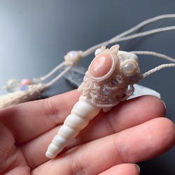 ピンクオパールと巻貝のネックレス / pink opal × conch shell / macrame amulet 3枚目の画像