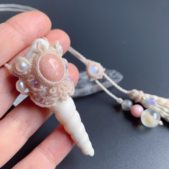 ピンクオパールと巻貝のネックレス / pink opal × conch shell / macrame amulet 1枚目の画像