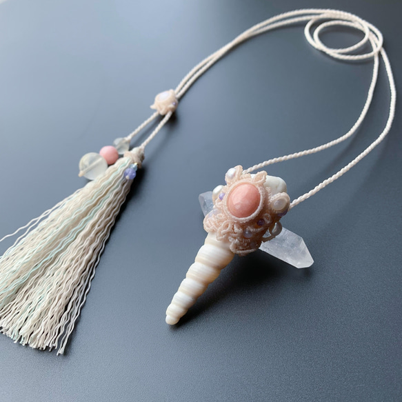 ピンクオパールと巻貝のネックレス / pink opal × conch shell / macrame amulet 6枚目の画像
