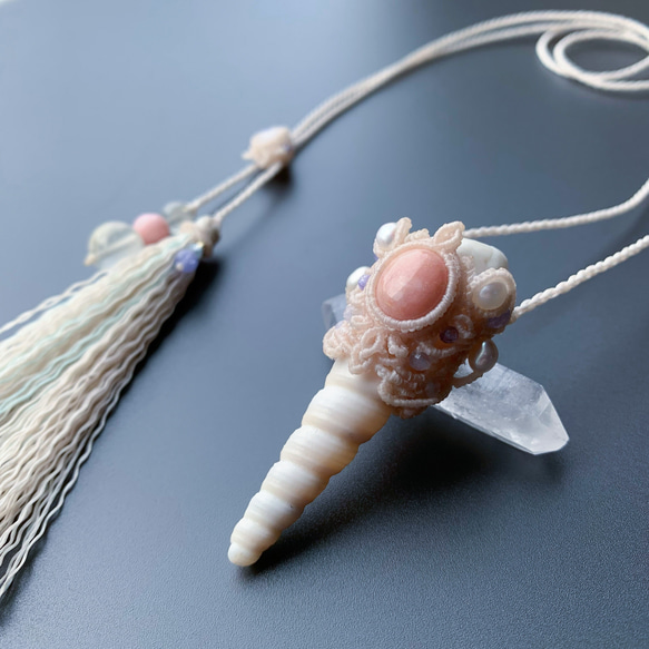 ピンクオパールと巻貝のネックレス / pink opal × conch shell / macrame amulet 4枚目の画像