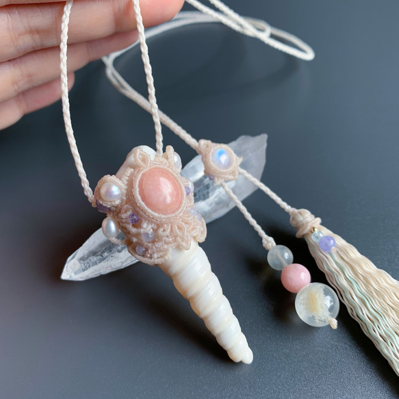 ピンクオパールと巻貝のネックレス / pink opal × conch shell / macrame amulet 2枚目の画像