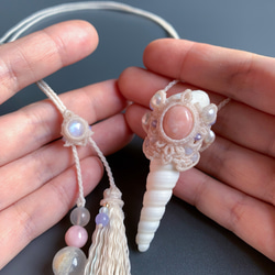 ピンクオパールと巻貝のネックレス / pink opal × conch shell / macrame amulet 9枚目の画像