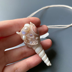 ピンクオパールと巻貝のネックレス / pink opal × conch shell / macrame amulet 10枚目の画像