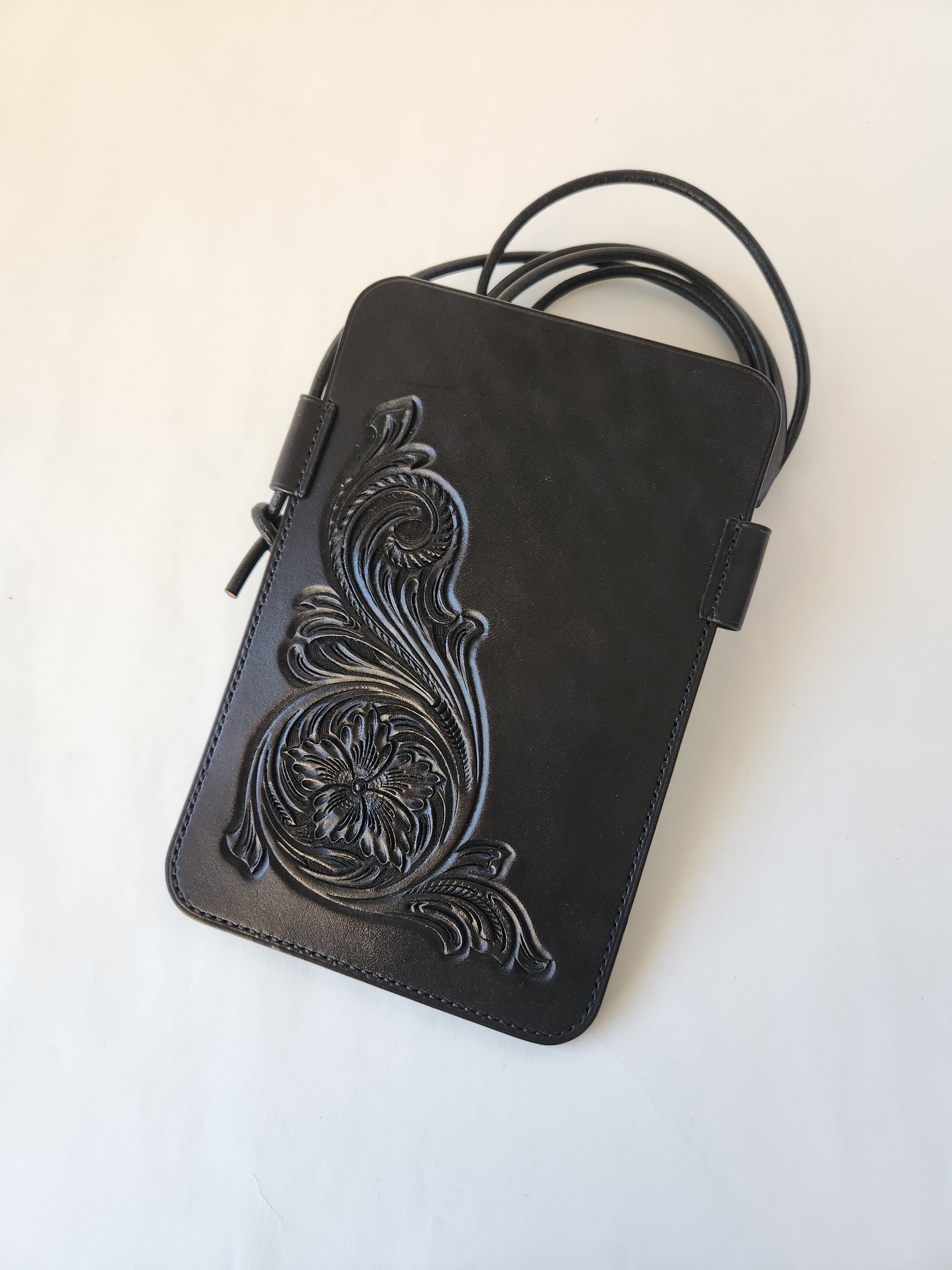 スマホポシェット【L】6(カービング,黒,黒ステッチ）