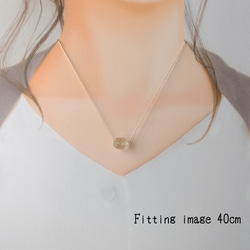 41【ルチルクォーツ】14kgf 【天然石】淡い金線 肌にやさしい絹糸のネックレス 2枚目の画像