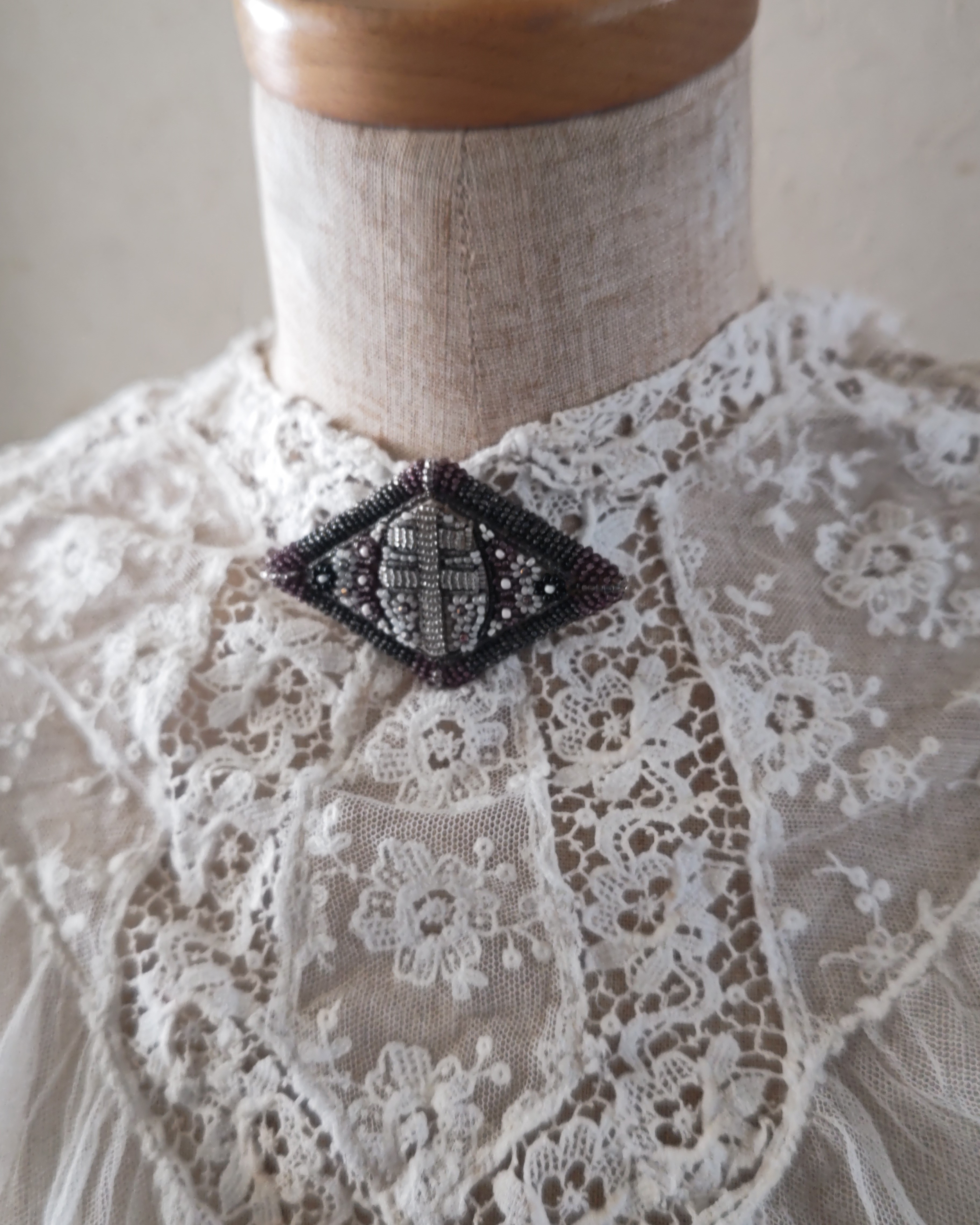 イタリアアンティーク　ベネチアンマイクロシードビーズ　ブローチ　クロス