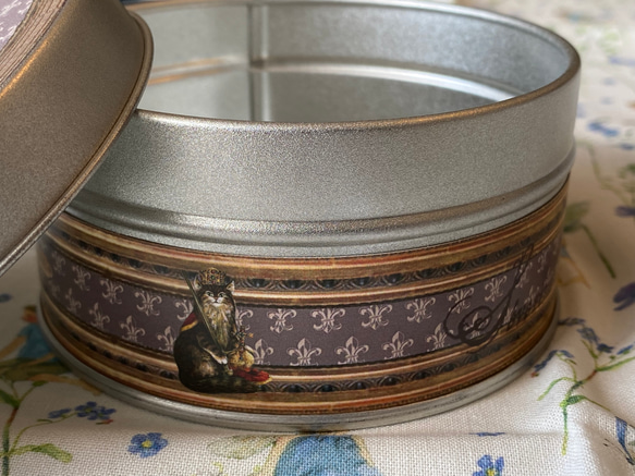 少々難あり！10％引き！フランスの画家「セブリーヌ・ピノー」が描いた猫『【日本製】セブリーヌキャット　ティン缶～①～』 5枚目の画像