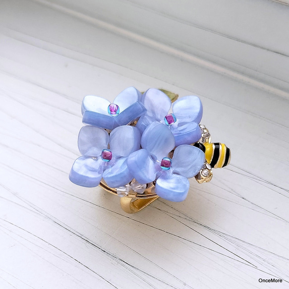 紫陽花とミツバチの帯留め（ブルー系） 2枚目の画像
