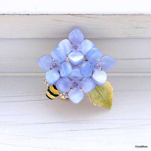 紫陽花とミツバチの帯留め（ブルー系） 1枚目の画像