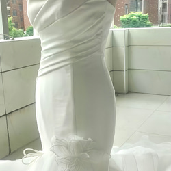 お買い得！高品質保証　マーメイドドレス立体的　ソフトチュール　ベアトップ　編み上げ　オフホワイト　華やかトレーン前撮り 2枚目の画像