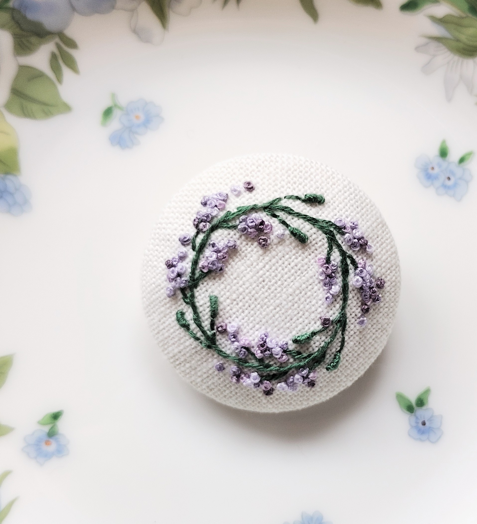 週末特価)立体刺繍 リースブローチ