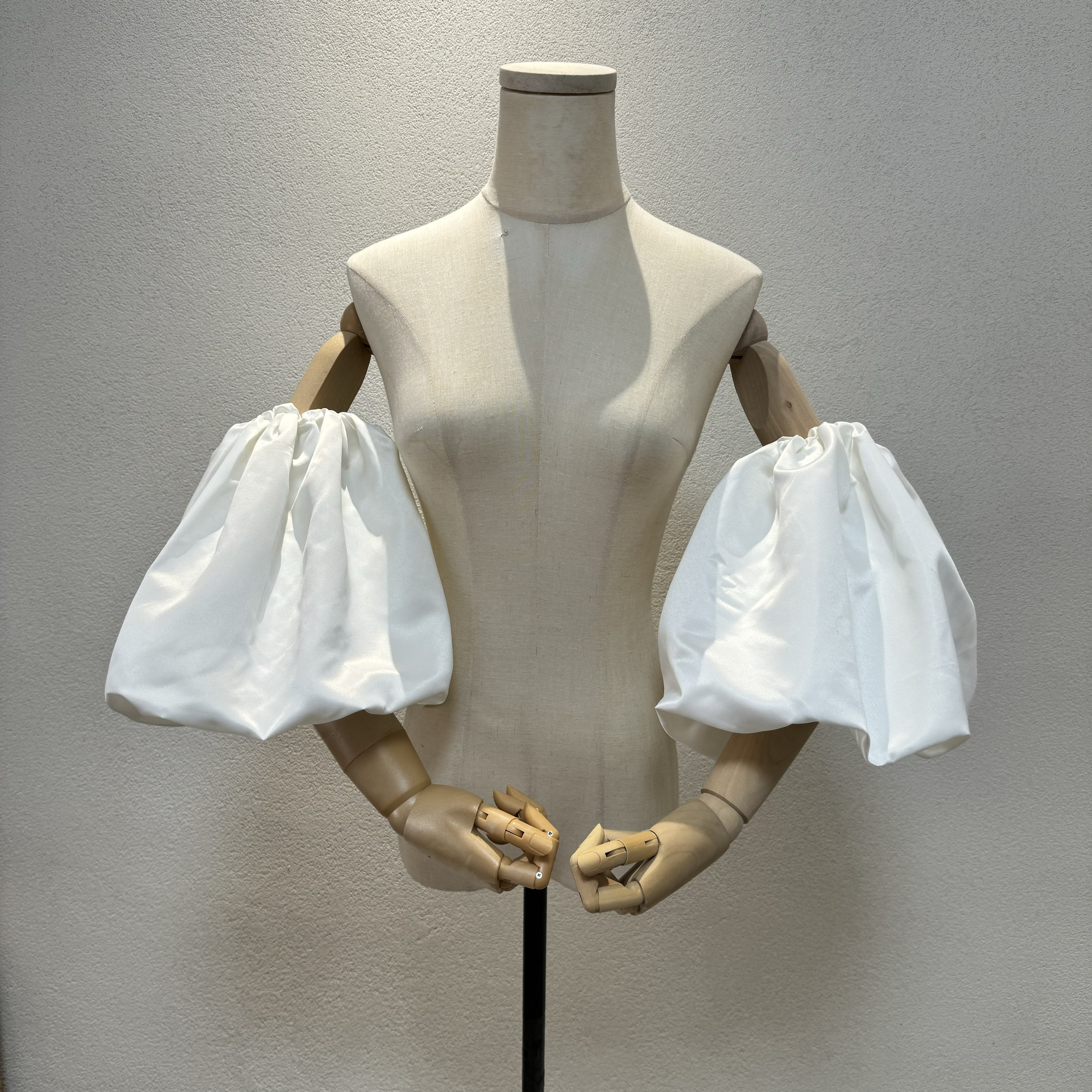 高評価続出！二の腕カバー　オフショルダー付け袖　チューブトップ付け袖　オフホワイト　光沢サテン　品質保証　ウェディングド