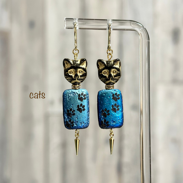 チェコガラスの猫と足跡ピアスorイヤリング(ブルー) イヤリング  