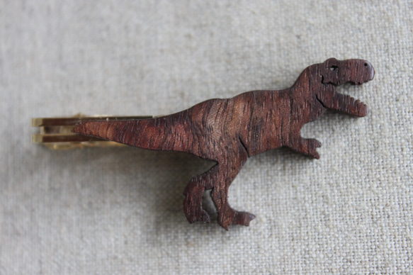 ティラノサウルス木製ネクタイピン 1枚目の画像