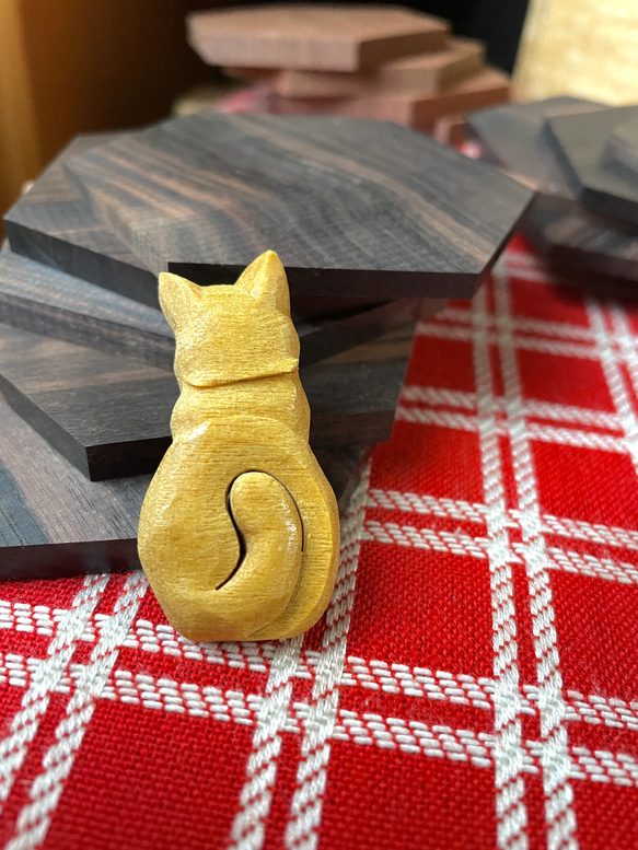 防水ニス仕上げ うしろ姿ねこ木製ブローチ 黄色（イエローハート材