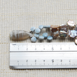 條紋蛋白石、藍色蛋白石和罌粟珍珠項鍊 第7張的照片
