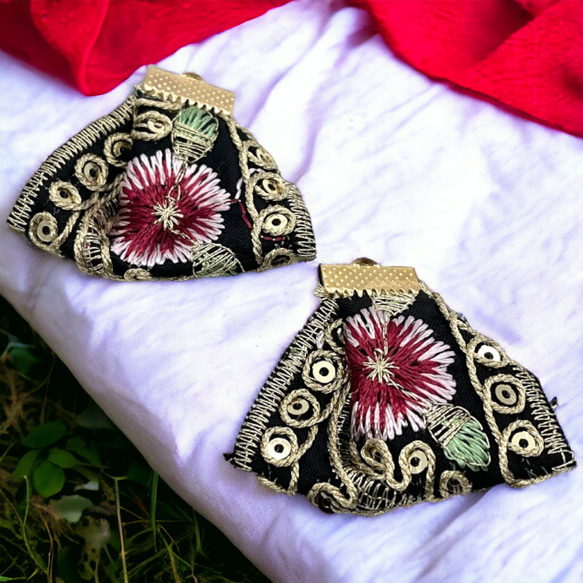 インド刺繍 リボン チャーム バック 花柄 アンティーク調 タッセル ピアス 2個 ハンドメイド 手芸  pt-2402 10枚目の画像