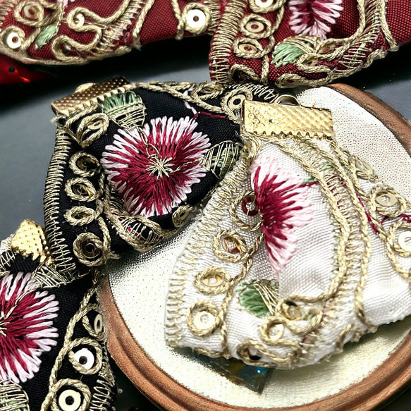 インド刺繍 リボン チャーム バック 花柄 アンティーク調 タッセル ピアス 2個 ハンドメイド 手芸  pt-2402 1枚目の画像