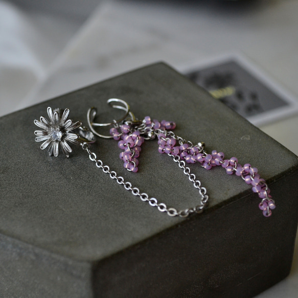 溢れる花のイヤリング ＆ イヤーカフ　ピンク×シルバー 2枚目の画像