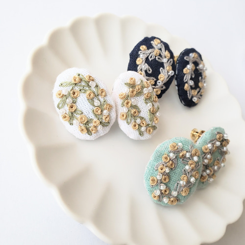 ミモザ*刺繍イヤリング/ピアス イヤリング・ノンホールピアス