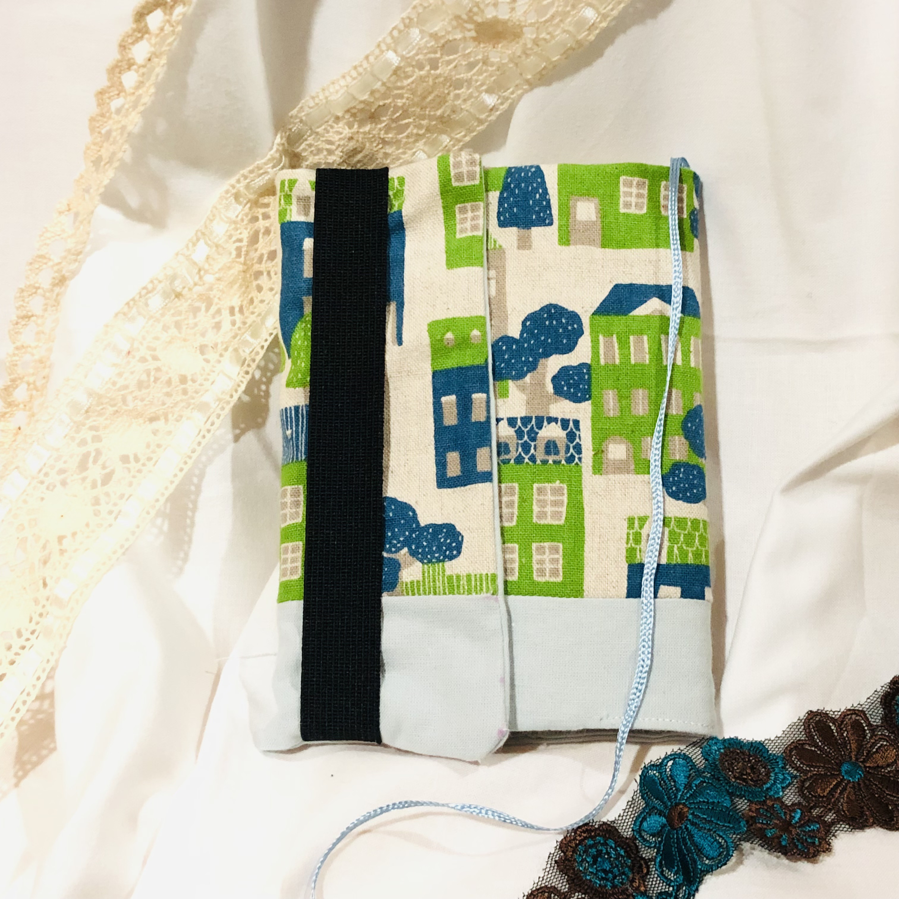 【カバンの中で開かないブックカバー】みどりのお家：しおり付本好きの為の文庫本カバー　ブックカバー        Ω