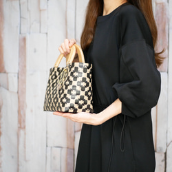 2024年1番人気！天然木ハンドルの手提げ2WAYプラカゴバッグ　S＋サイズ花柄ブラック×ミルクティベージュ 12枚目の画像