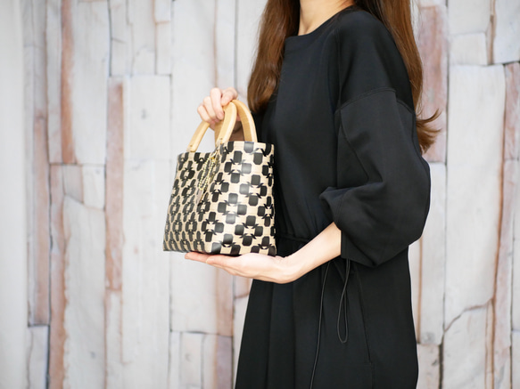 2024年1番人気！天然木ハンドルの手提げ2WAYプラカゴバッグ　S＋サイズ花柄ブラック×ミルクティベージュ 12枚目の画像