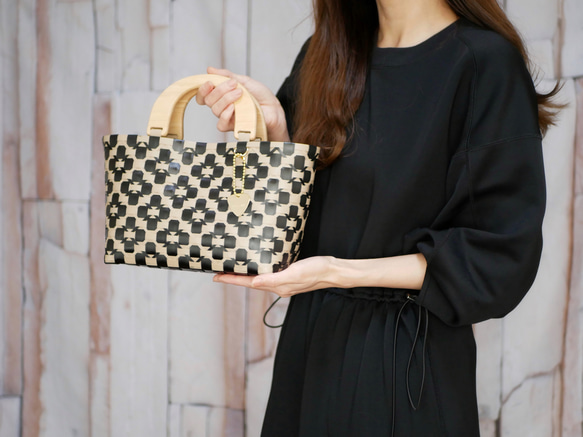 2024年1番人気！天然木ハンドルの手提げ2WAYプラカゴバッグ　S＋サイズ花柄ブラック×ミルクティベージュ 11枚目の画像