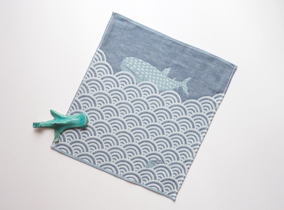 ＯＳＡＫＡＣＯＣＯＮ　３重ガーゼハンカチ　青海波　サイズ34ｃｍ角　綿100％　大阪泉州製 1枚目の画像