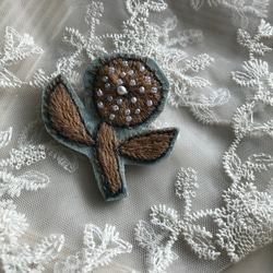 ミナペルホネンletter of flowerアンティーク風ブローチ ピンバッジ