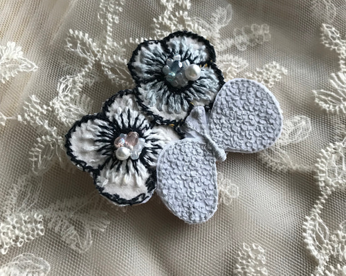 商談中⑥8ミナペルホネン ハンドメイド ブローチアクセサリー 再販＊おはなとちょうちょのブローチ〇ミナペルホネン ブローチ chaki