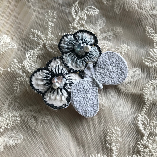 ミナペルホネン　お花のブローチ ミナペルホネン お花のブローチ