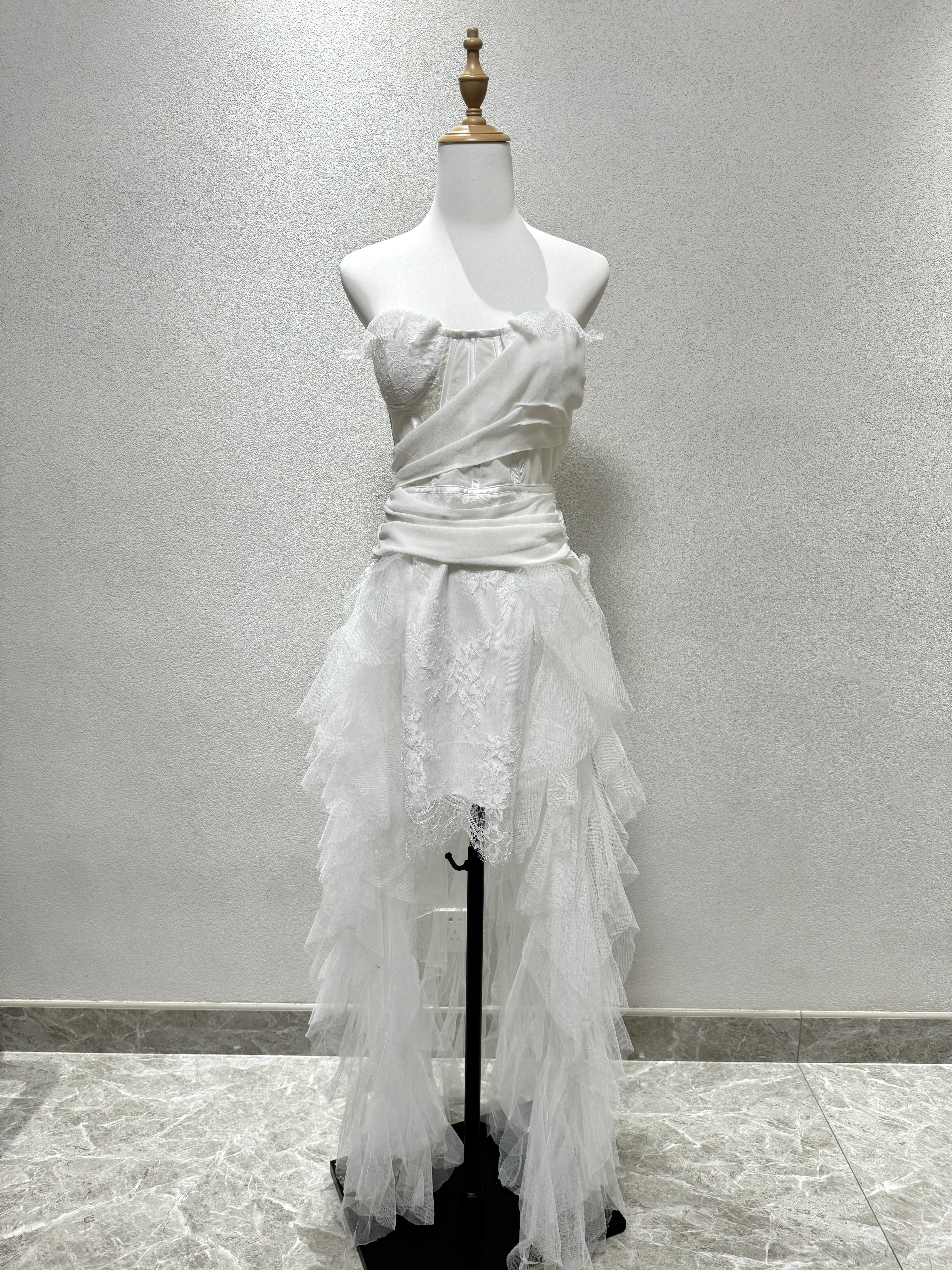 エレガントなシルエット　フィッシュテール 白　ロングトレーン　ソフトチュール　花レース　ワンピース　データ/パーティー