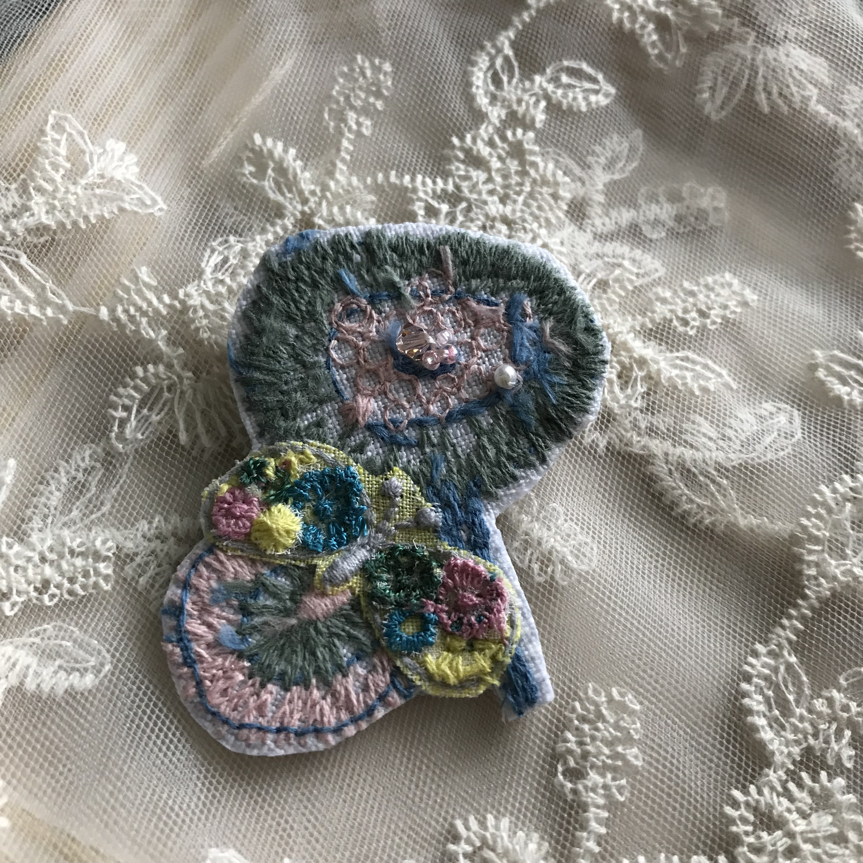 ミナペルホネン　お花のブローチ おはなのブローチ〇ミナペルホネン ブローチ chaki 通販