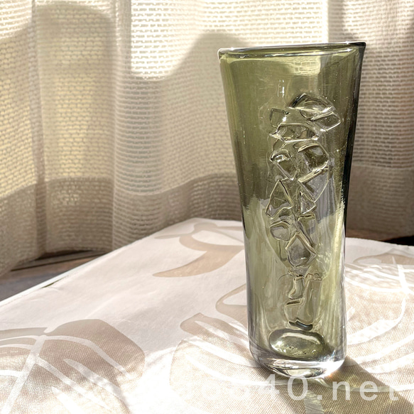オリジナル吹きガラス作品　Bark グリーン-A 表面に凹凸があるシックなガラス　グラス・花器・インテリアオブジェ 5枚目の画像