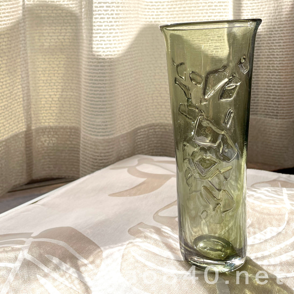 オリジナル吹きガラス作品　Bark グリーン-B 表面に凹凸があるシックなガラス　グラス・花器・インテリアオブジェ 5枚目の画像