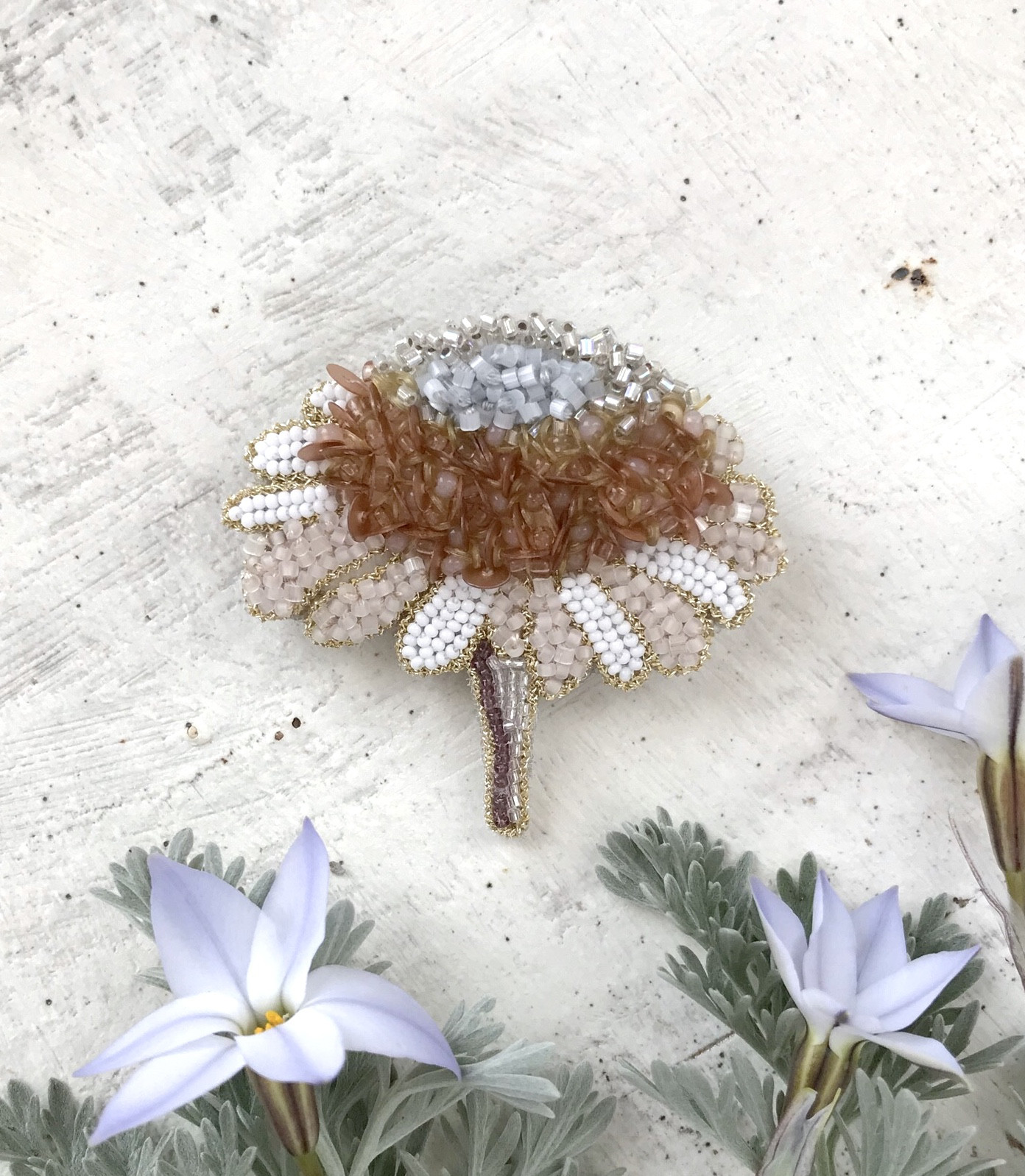 刺繍ブローチ お花No.1 オーバル ベージュ 乳臭く