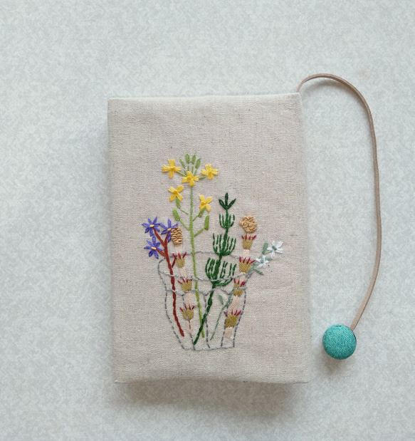 文庫本刺繍の布のブックカバー（コップに花） 1枚目の画像